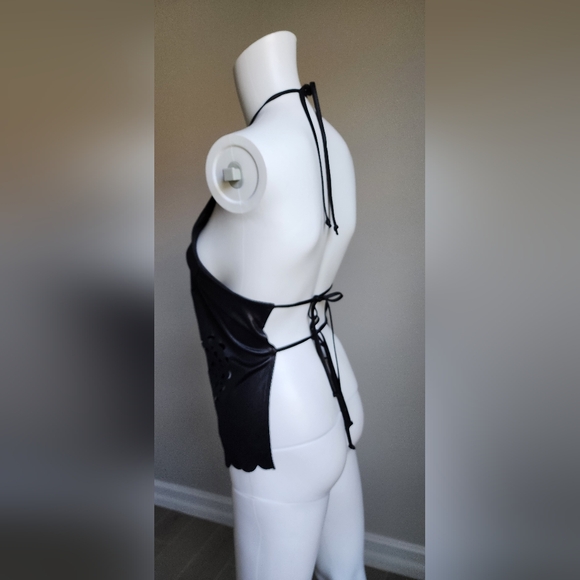 Black Cutout Sleeveless Top - Picture 8 of 12